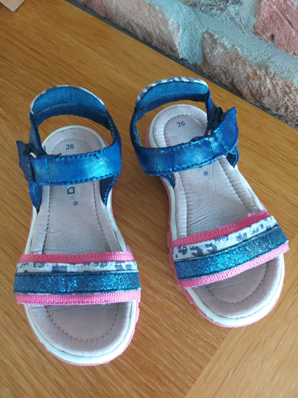 Leuke z.g.a.n. blauw roze sandalen (maat 26)