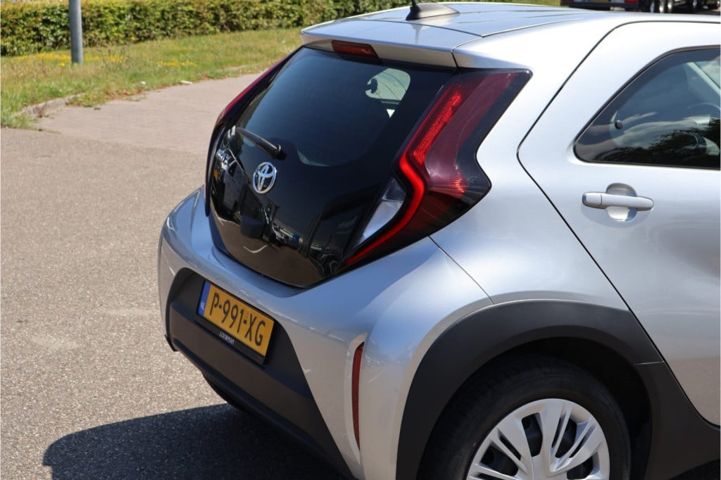 Toyota Aygo x 1.0 vvt-i mt play i achteruitrij camera i acc i airco i apple
