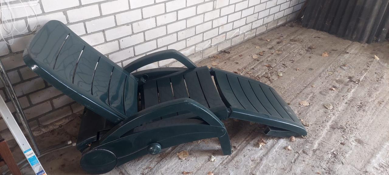 Stoelen ligstoel sneeuwkettingen schaatsen kast skeelers etc etc