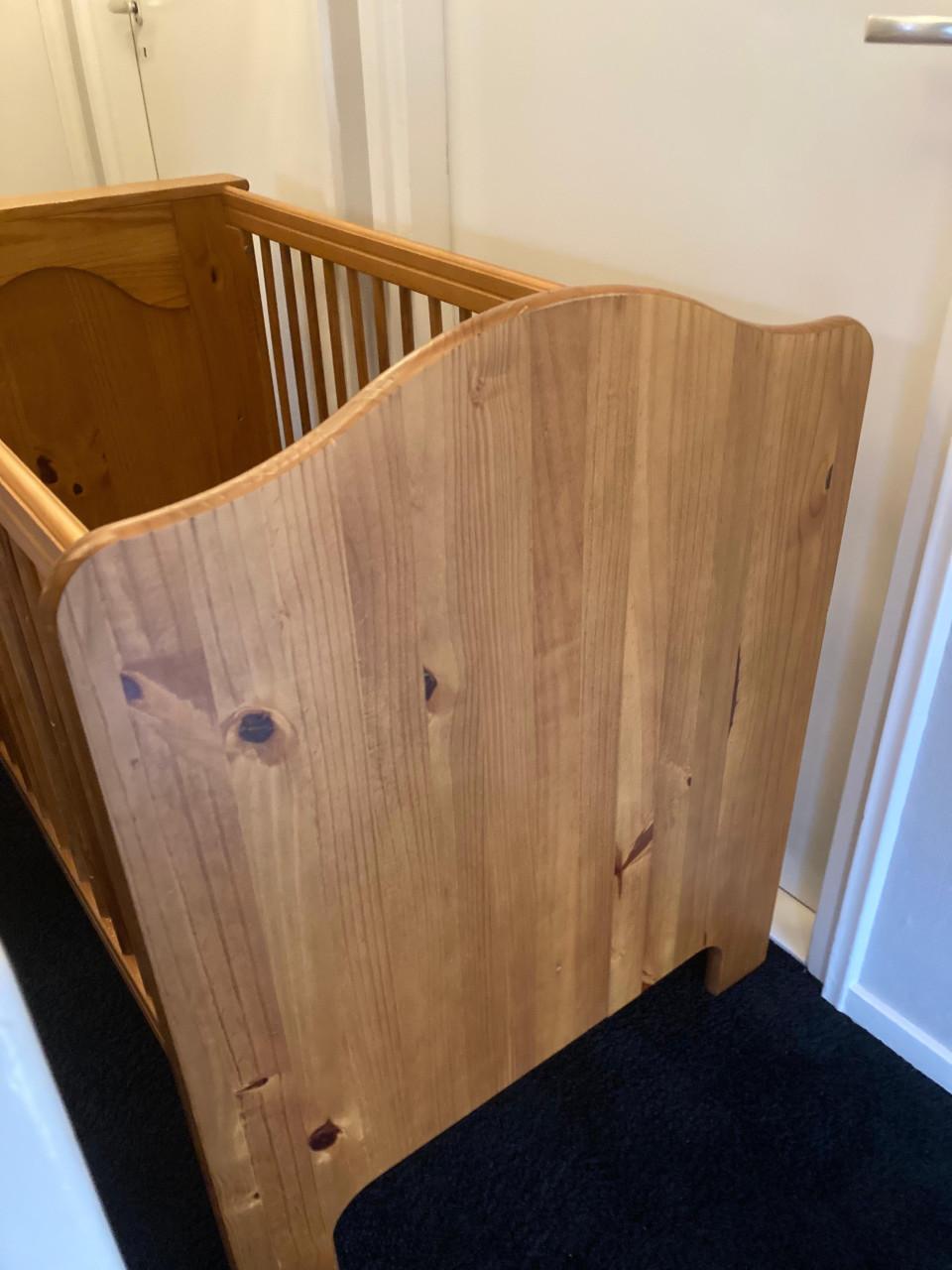 Ledikantje massief hout