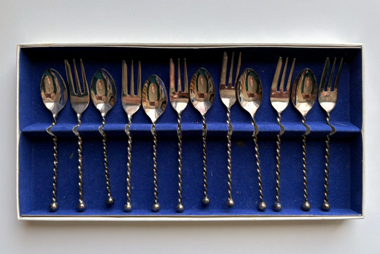 14 mooie gebaksvorkjes en -lepeltjes.