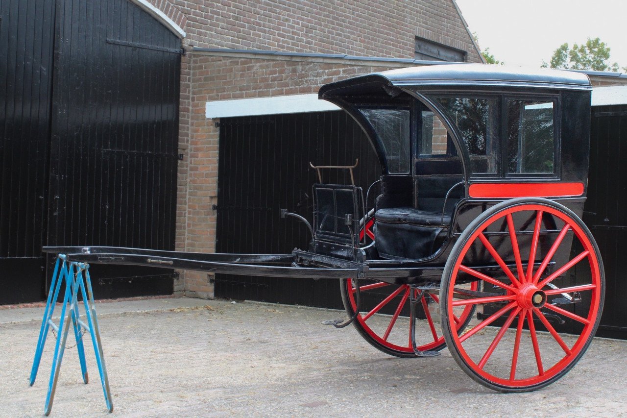 Verschillende rijtuigen en koetsen te koop