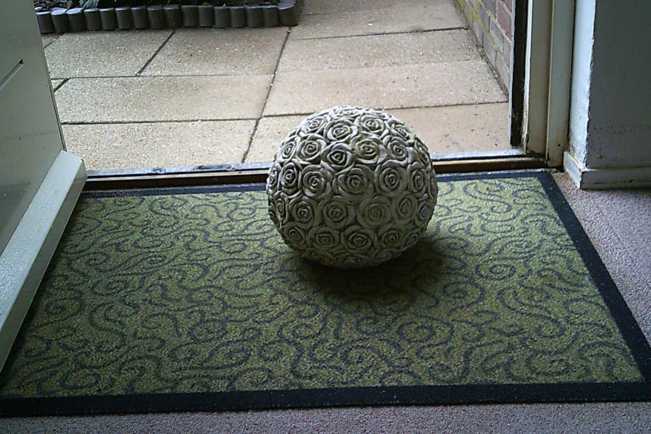 TUINbeeld ROZENBOL - ook mooie grafdecoratie.