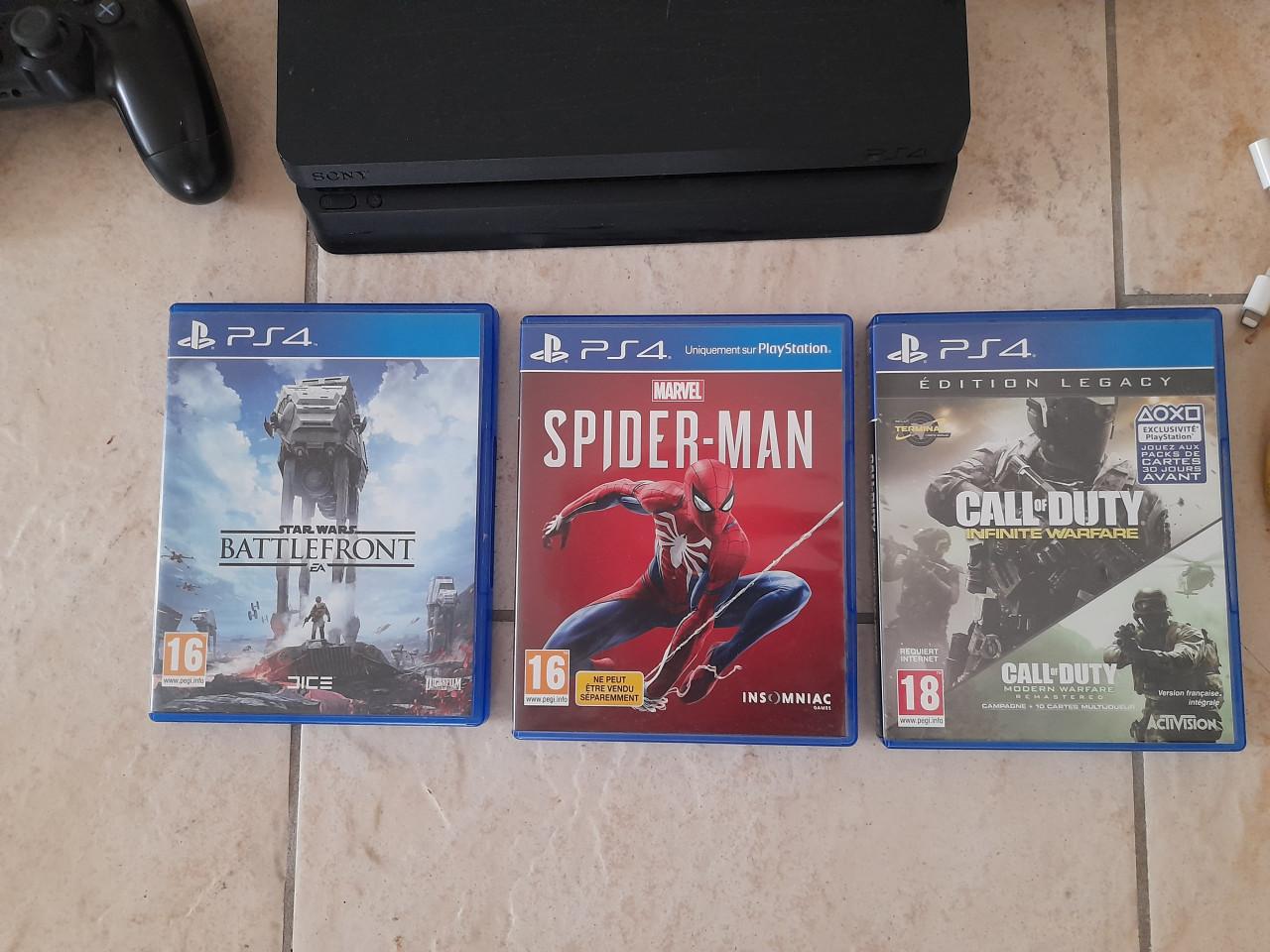 Playstation 4 met 2 controllers + 3 spellen (in goede staat)