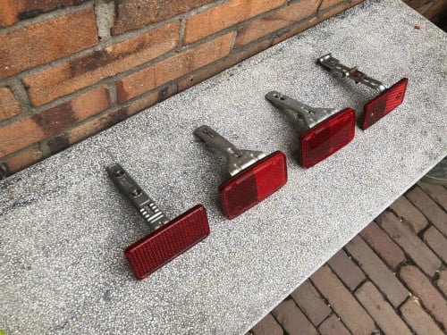 Bagagedrager reflextor met bevestigings beugel voor op een vintage fiets.