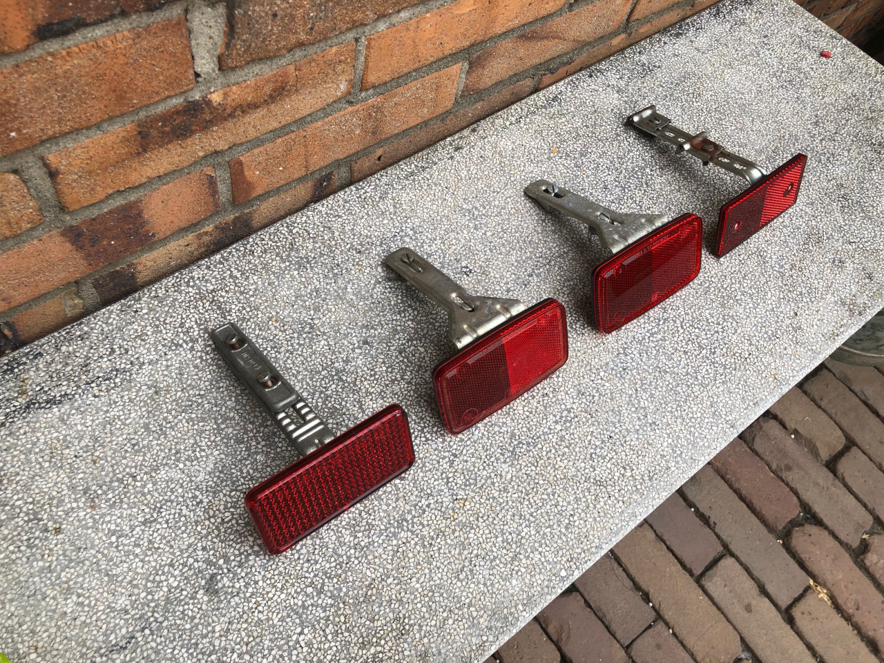 Bagagedrager reflextor met bevestigings beugel voor op een vintage fiets.