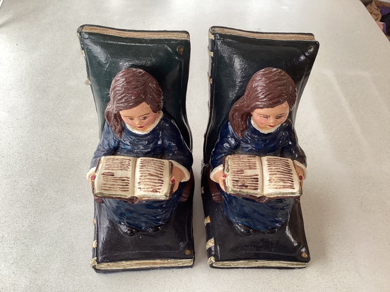 2 leuke zware boekensteunen. Afmeting: 16 cm hoog en 8 cm breed.