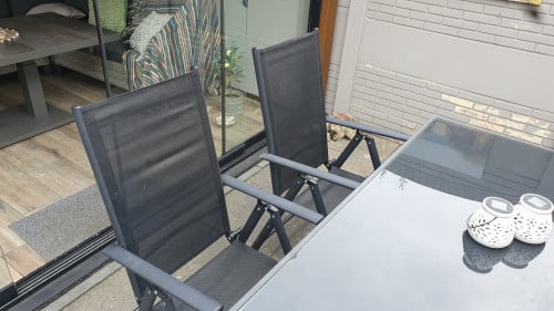 Vier keurige lichtgewicht stoeltjes, weinig tot niet gebruikt. mat zwart.
