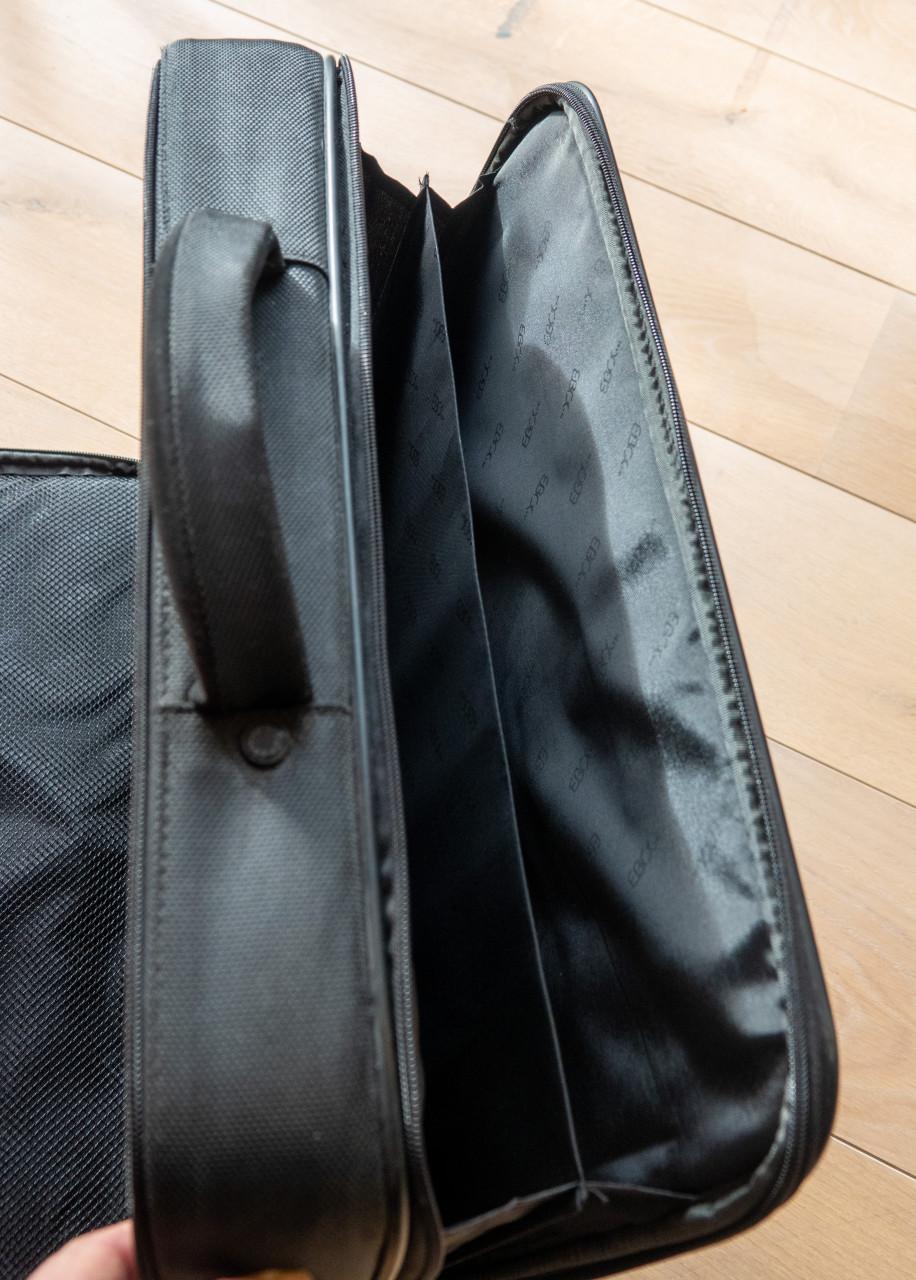 Zwarte laptoptas met veel vakken en draagriem z.g.a.n.