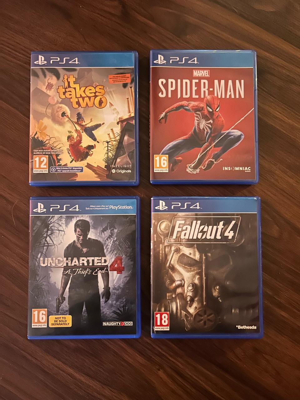 PlayStation 4 Slim, 500GB met 2 controllers en 4 games