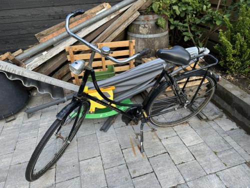 Zwarte stadsfiets (oma fiets) met verlichting