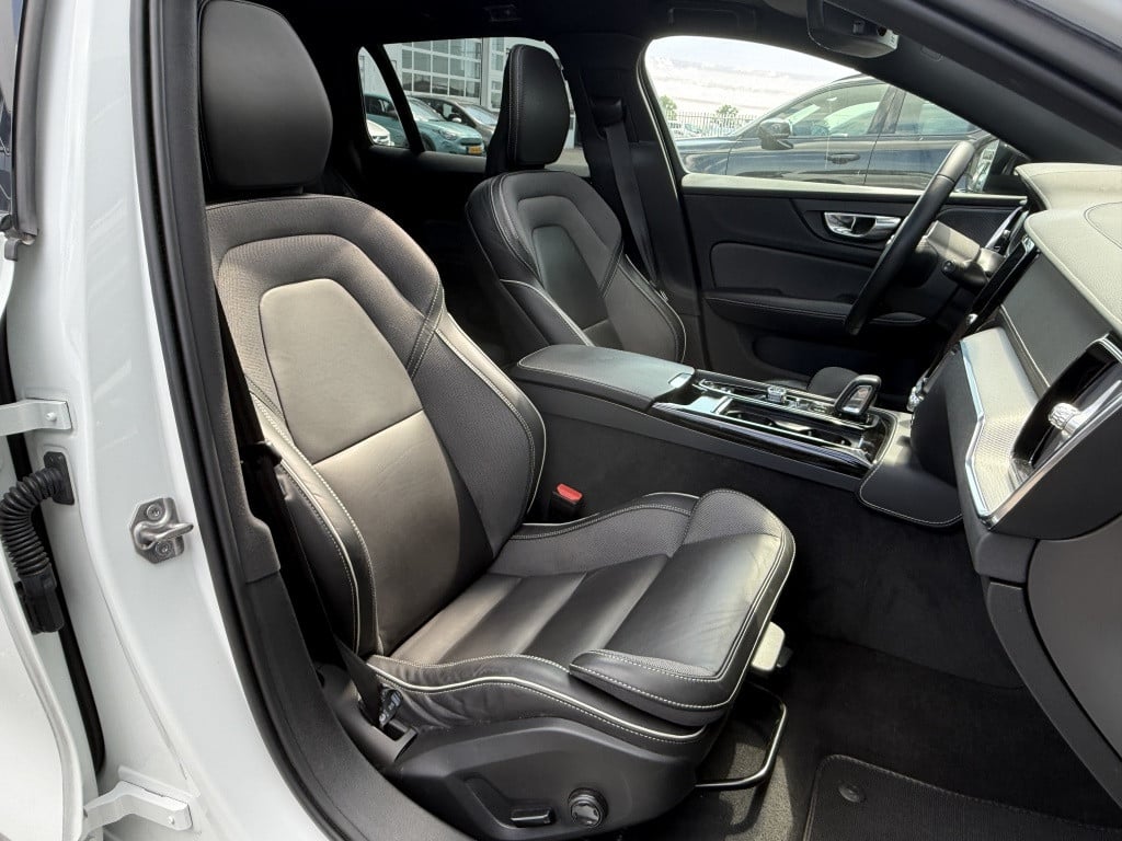 Volvo V60 t6 340pk recharge r-design| panodak| adap.cruise| 360 camera