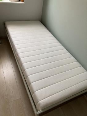 Lichtgewicht (logeer)bed met nieuw matras