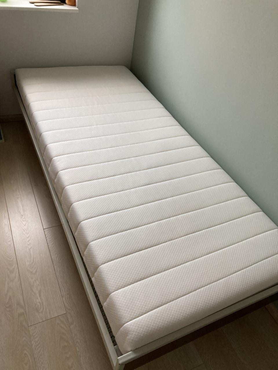 Lichtgewicht (logeer)bed met nieuw matras
