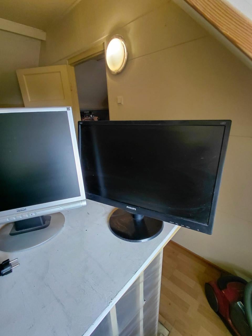 4 PCs en beeldschermen  GRATIS GERESERVEERD