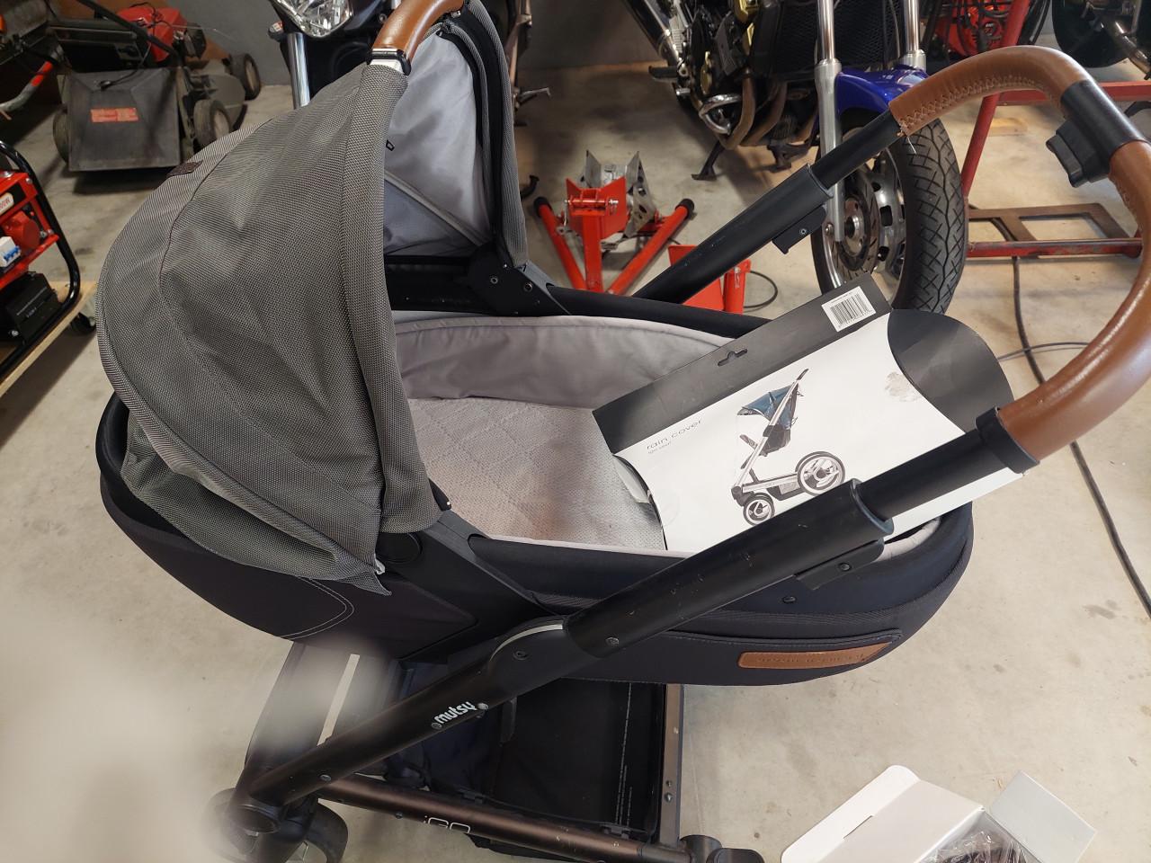 KINDERWAGEN 3 IN EEN MERK MUTSY,  NIEUW STAAT KOOPJE;;