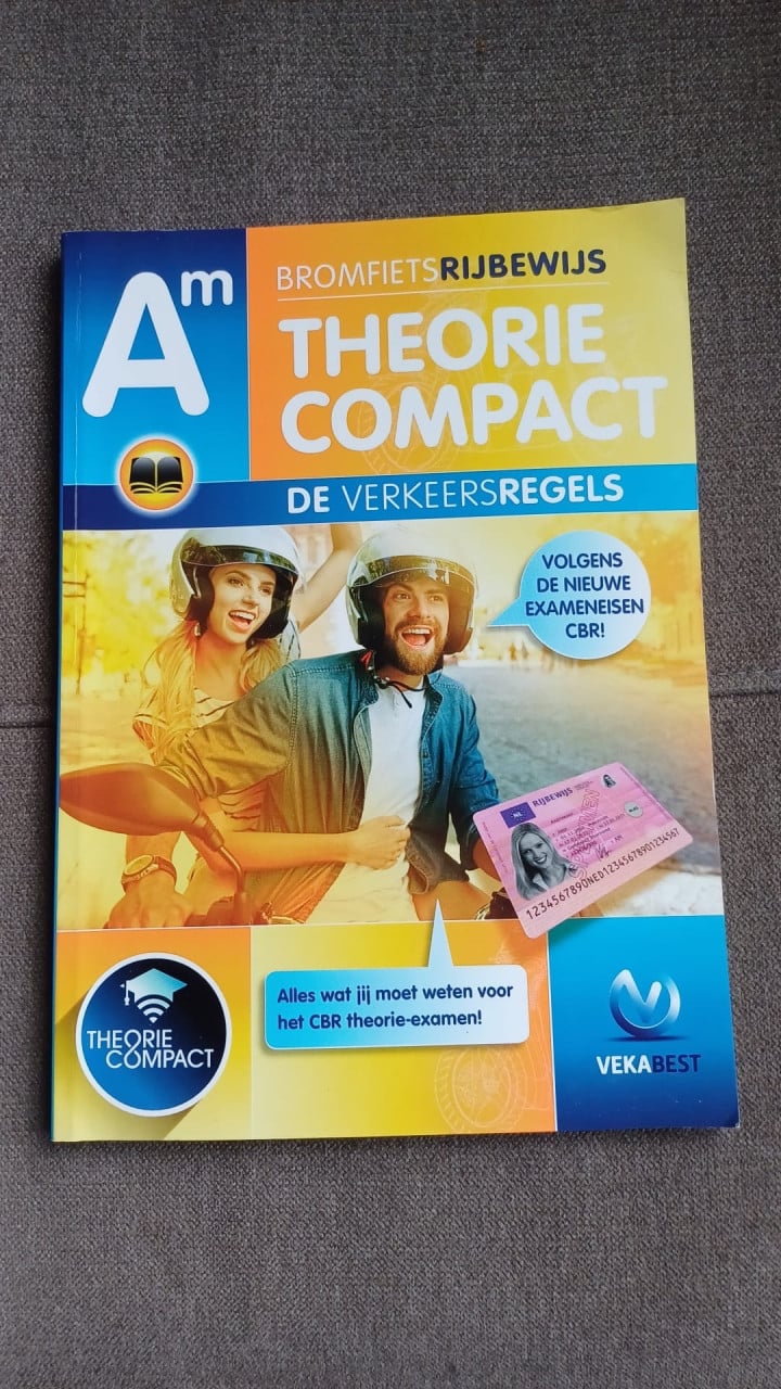 Bromfiets  theorieboek + verkeersbordenboek