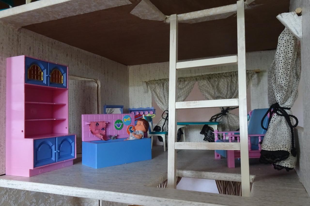 Poppenhuis met inrichting