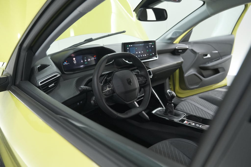 Peugeot 208 puretech 100 allure | parkeersensoren | apple carplay | climate