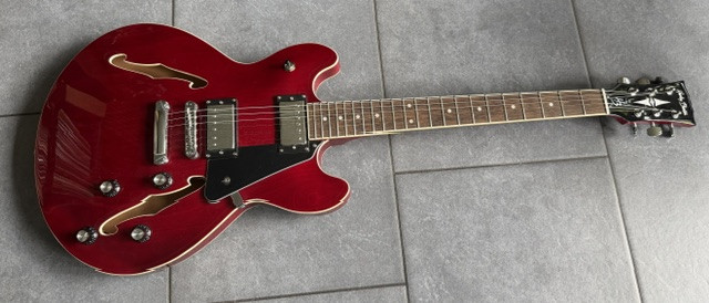 Nieuw is deze lookalike 335 van Harley Benton