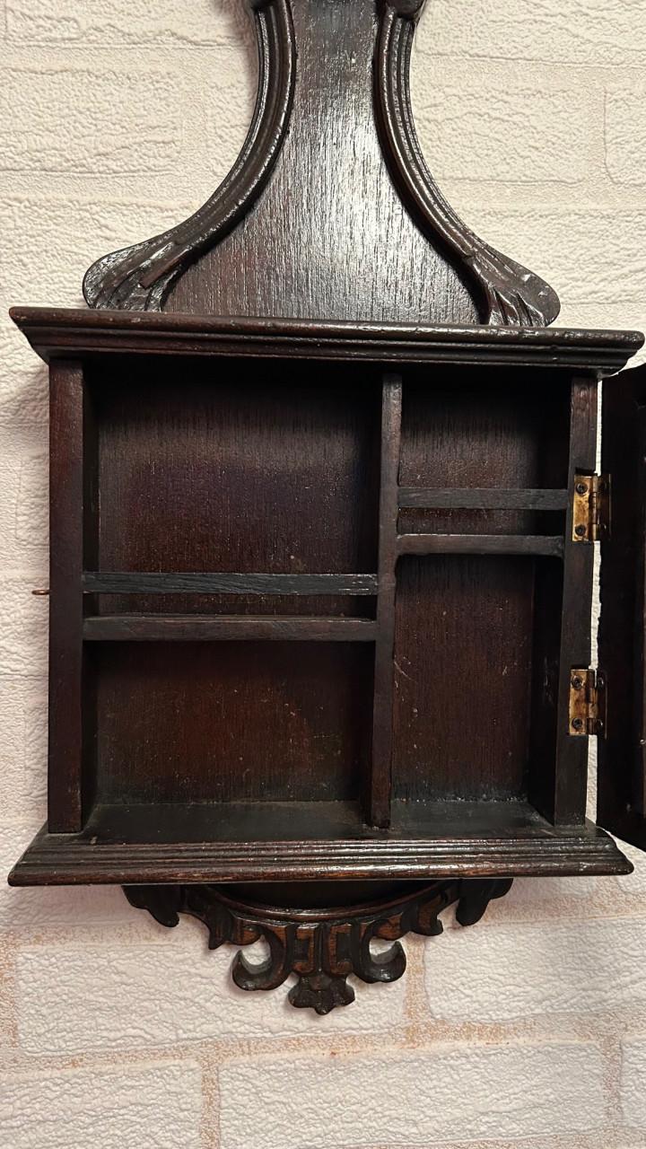 Te koop : Leuk antiek klokje met vitrinekastje