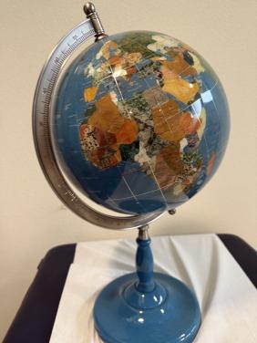 Wereldbol van edelstenen, uniek exemplaar