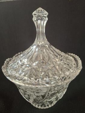 Puntgave Vintage Kristallen Bonbonnière hoogte 19cm dia 15cm