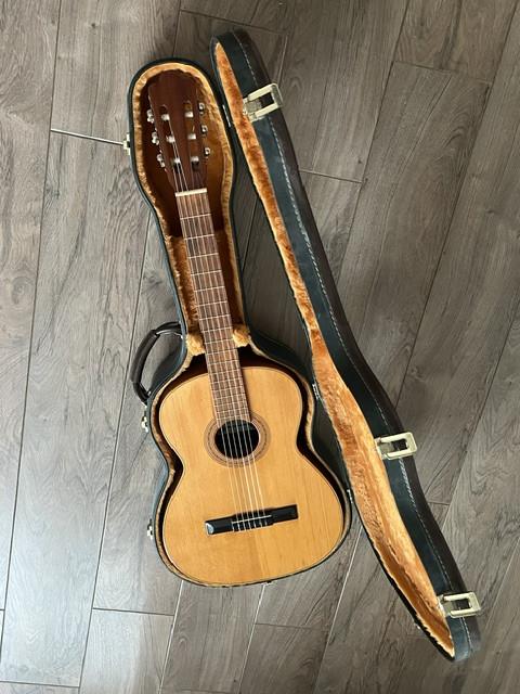 Oudere klassiek gitaar met koffer  1973