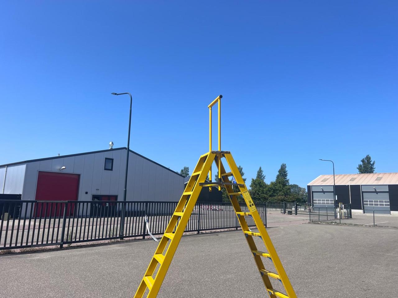 Trap 10 treden dubbel oploopbaar steunbeugel kunststof NIEUW