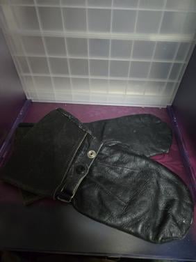 Vintage leren handschoenen of wanten,