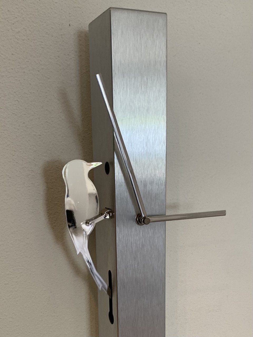 Prachtige wandklok met bewegende specht aan zijkant.