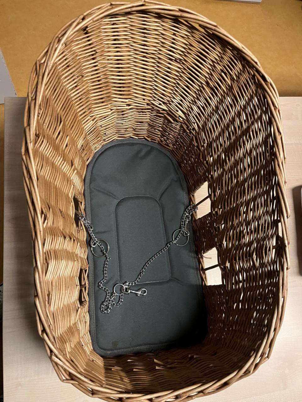 Rieten fietsmand voor hondjes