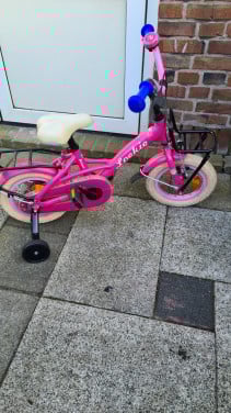 Mooi meisjes fitsje Lokie met help wieletjes 12 inch