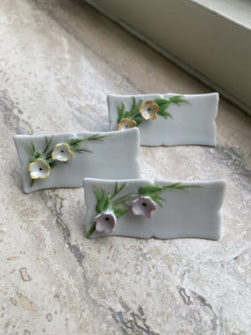 Geglazuurde porseleinen naamkaartjes voor op tafel