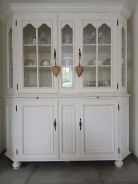 Witte vitrinekast