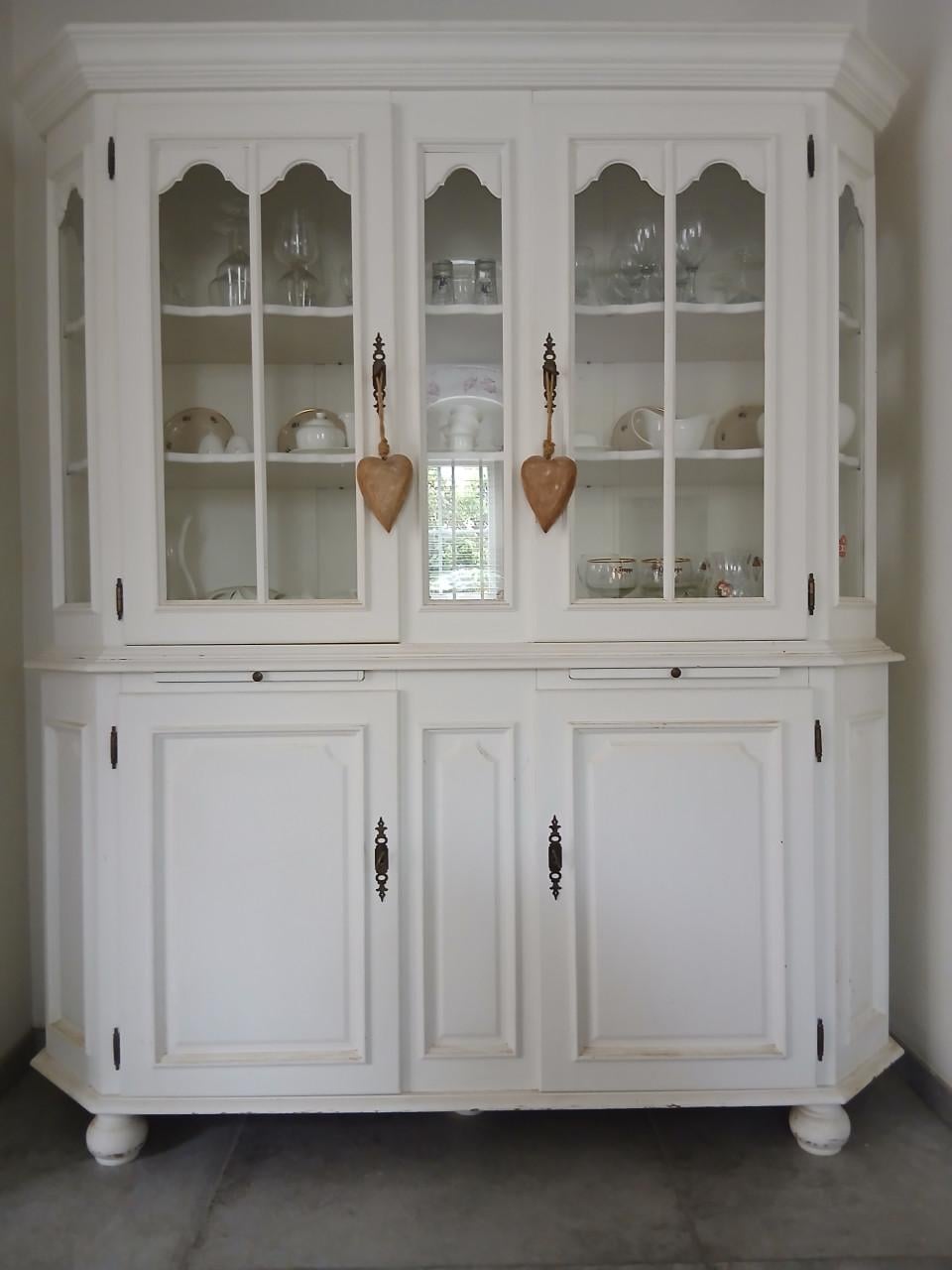 Witte vitrinekast