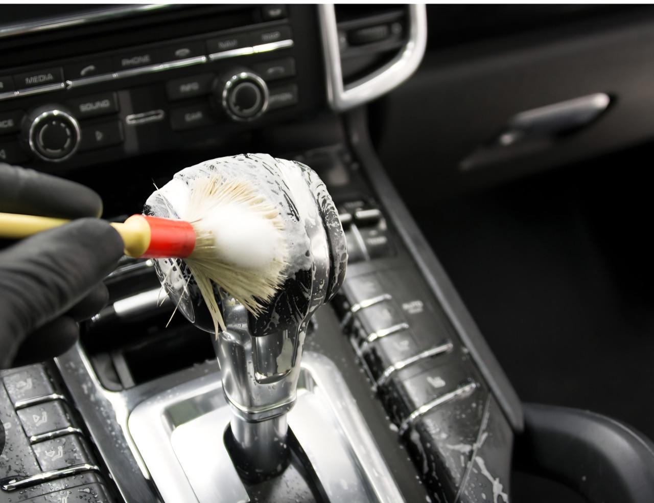 Schoorsteenvegen, dakgoten reinigen, auto interieur&exterieur.