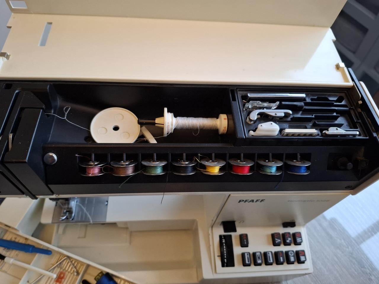 Pfaff tiptronic 1025 Naaimachine met accessoires.