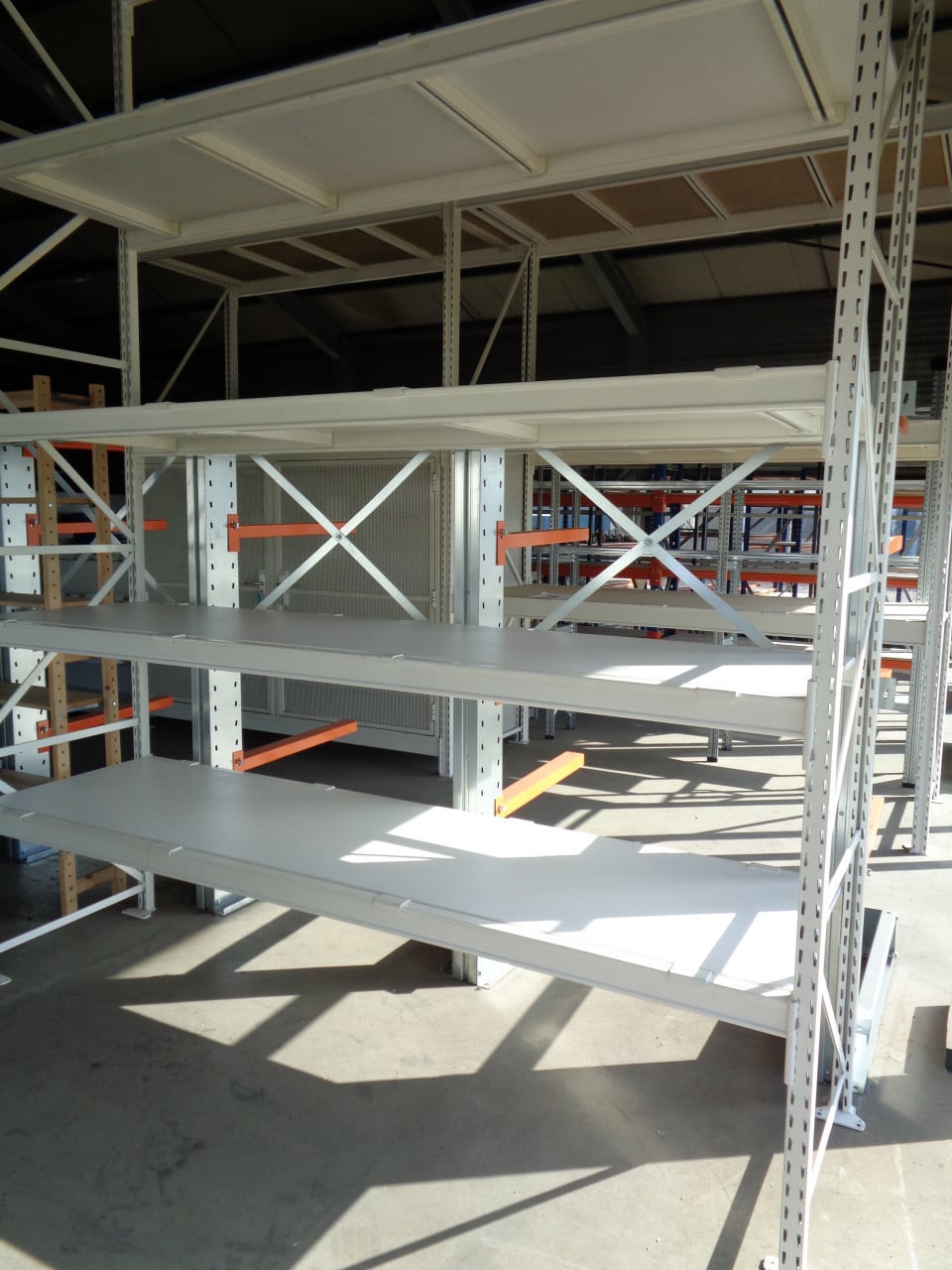 Gebruikte magazijnstelling grootvakstelling met diepteliggers en vlonders .