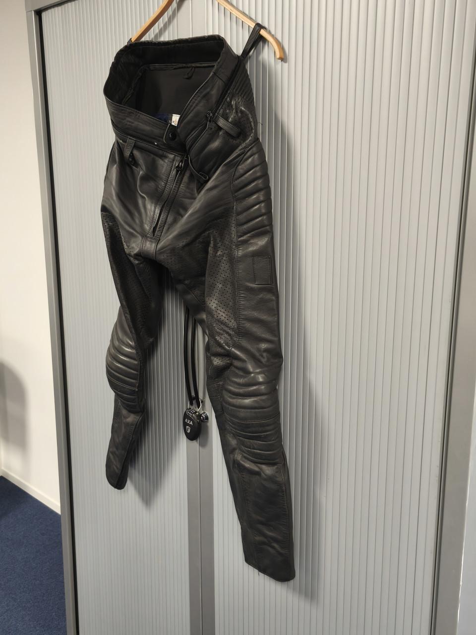 Te koop Klpd leren motorbroek.