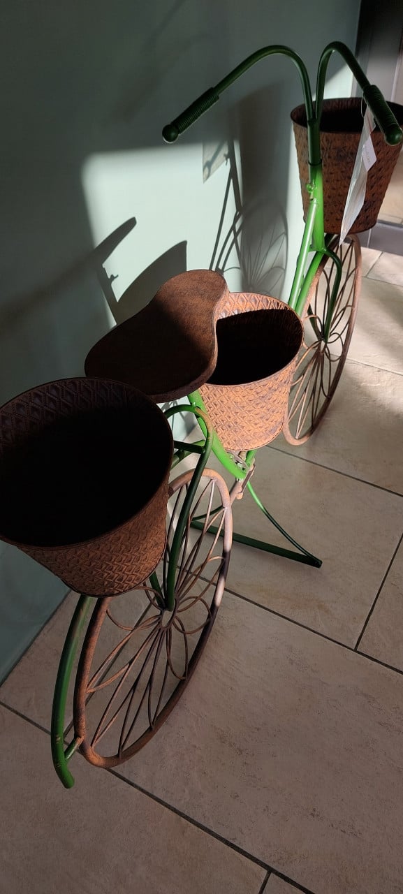 Fiets met bloempotten