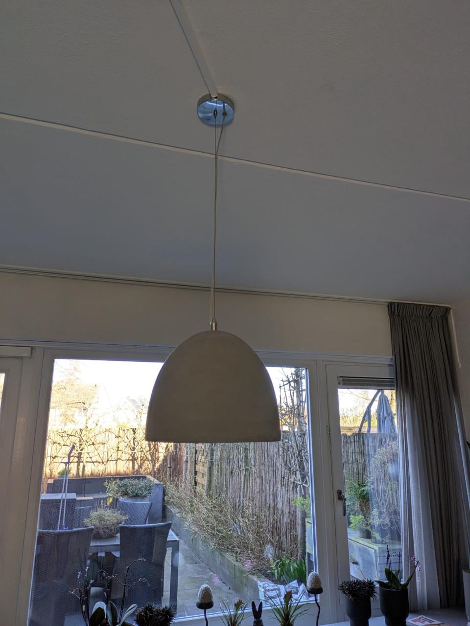 GRATIS afhalen. Set betonnen lampen. 2 hanglampen, staande lamp en spotjes