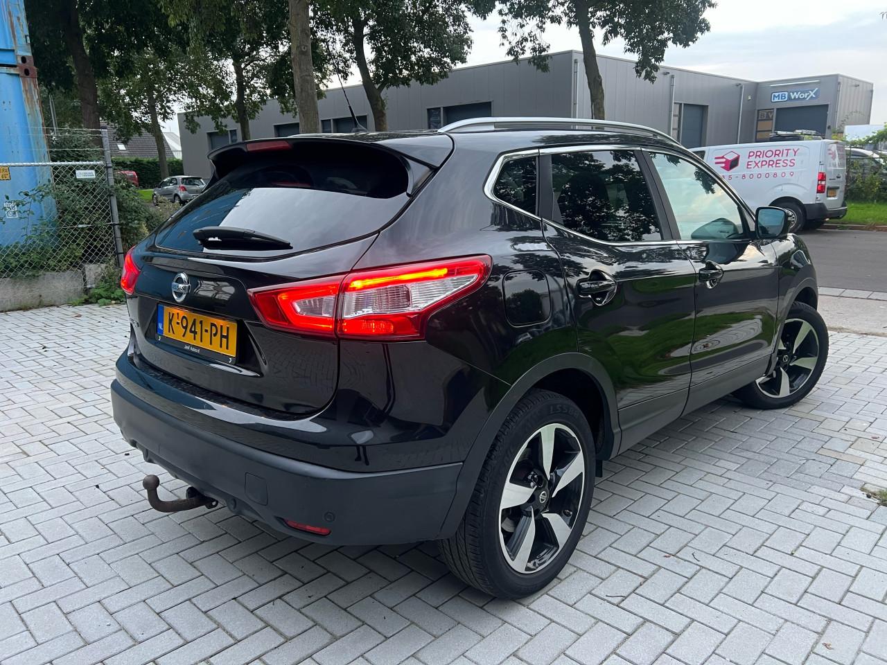Nissan Qashqai 1.2Premier Edition Pano/Camera