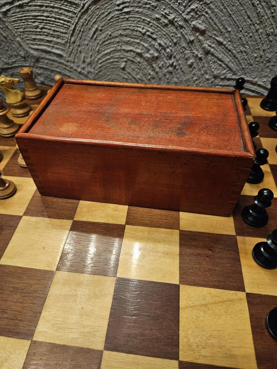 Prachtig groot houten schaakspel met houten opbergdoos