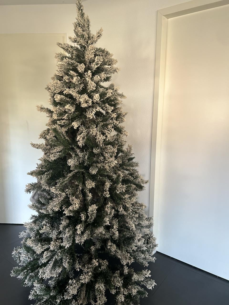Kerstboom met sneeuw Intratuin Kiev  2.10 hoog