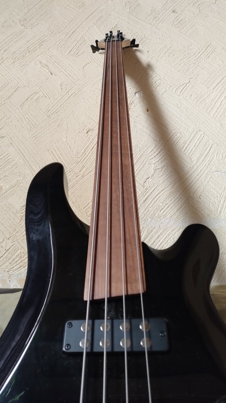 HARLEY BENTON Fretloze Basgitaar