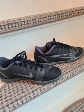 Nike zaal schoenen  maat 35 bijna nieuw