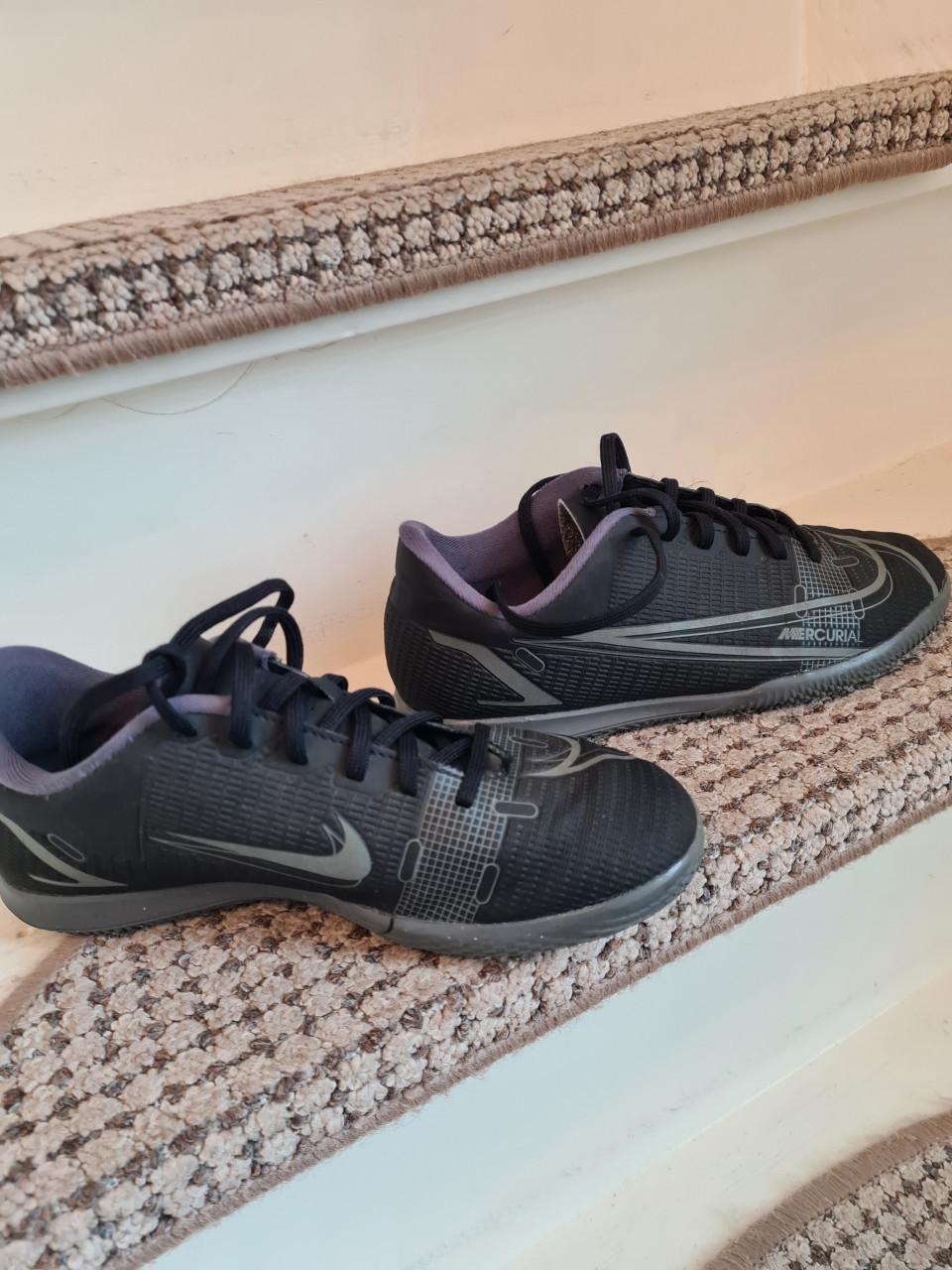 Nike zaal schoenen  maat 35 bijna nieuw