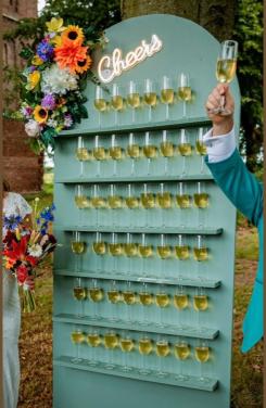 Handgemaakte bedankjes display/champagne wall - eyecatcher op bruiloft!