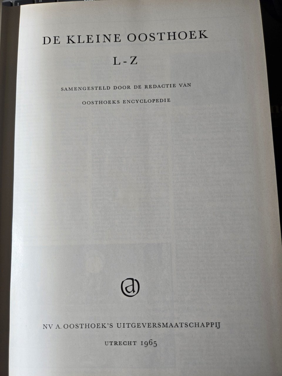 "De Kleine Oosthoek" is een Nederlandse encyclopedie in 2 delen